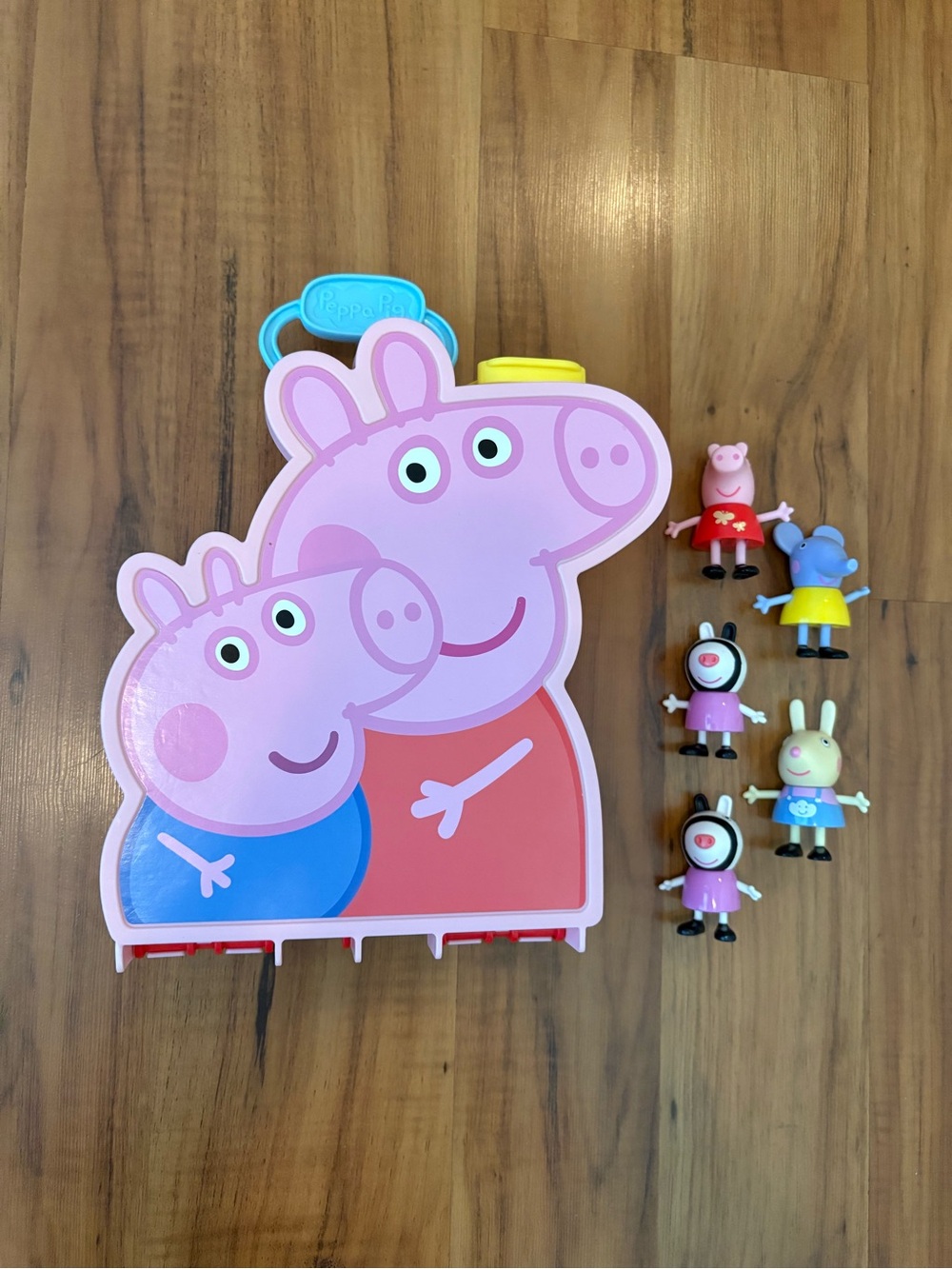 Peppa Pig Figure Carrying Case and 5 Figures